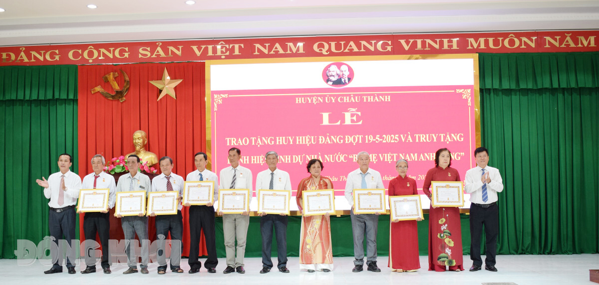 Châu Thành trao Huy hiệu Đảng đợt 19-5-2025