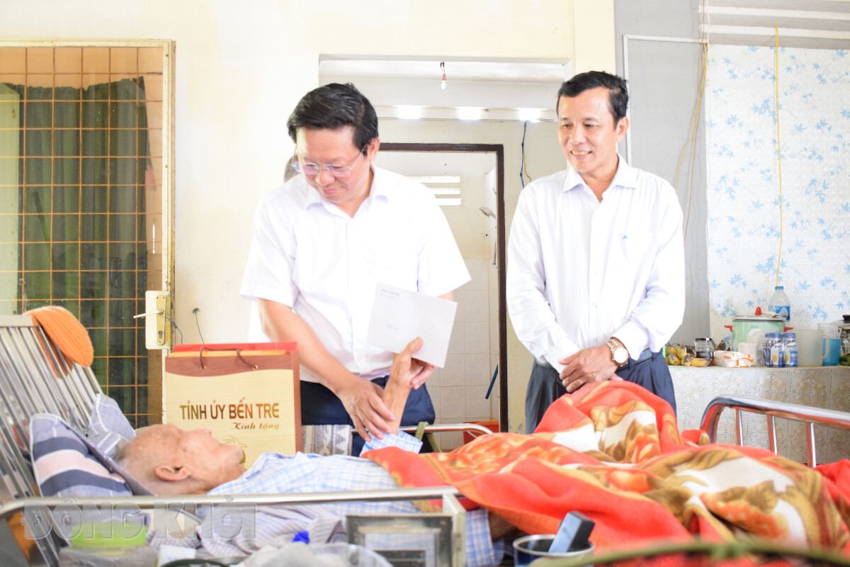 Phó bí thư Thường trực Tỉnh ủy Trần Thanh Lâm thăm đảng viên Huy hiệu 70 năm, 75 năm tuổi Đảng