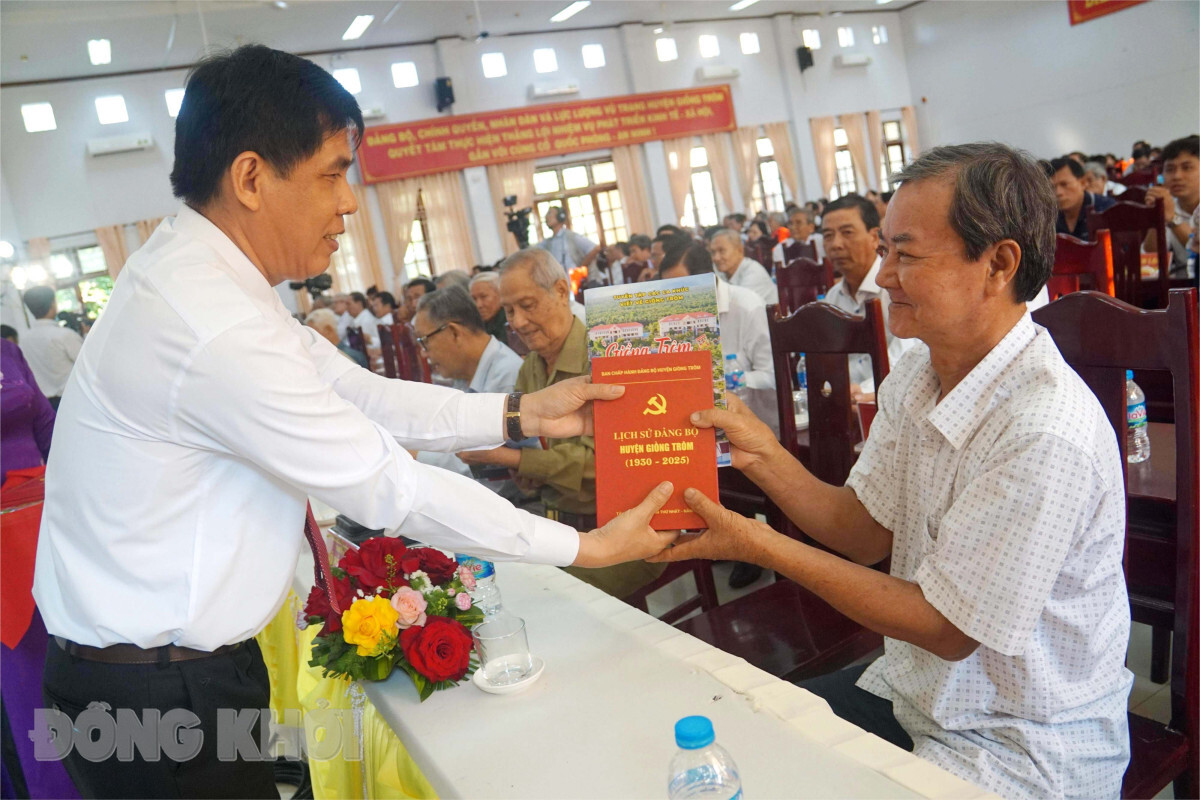 Hoàn thành tái bản, bổ sung quyển Lịch sử Ðảng bộ huyện Giồng Trôm