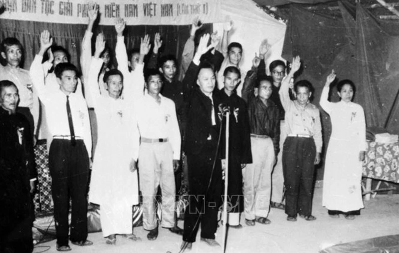 Các thành viên Ủy ban Trung ương Mặt trận dân tộc giải phóng miền nam tuyên thệ trong lễ thành lập Mặt trận. (Ảnh: TTXVN)