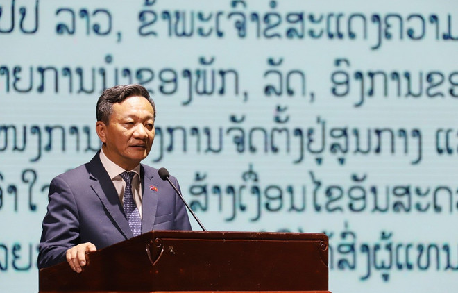 Đại sứ Việt Nam tại Lào Nguyễn Minh Tâm phát biểu khai mạc Hội diễn. (Ảnh: Xuân Tú/TTXVN) dai-su-viet-tai-lao.jpg
