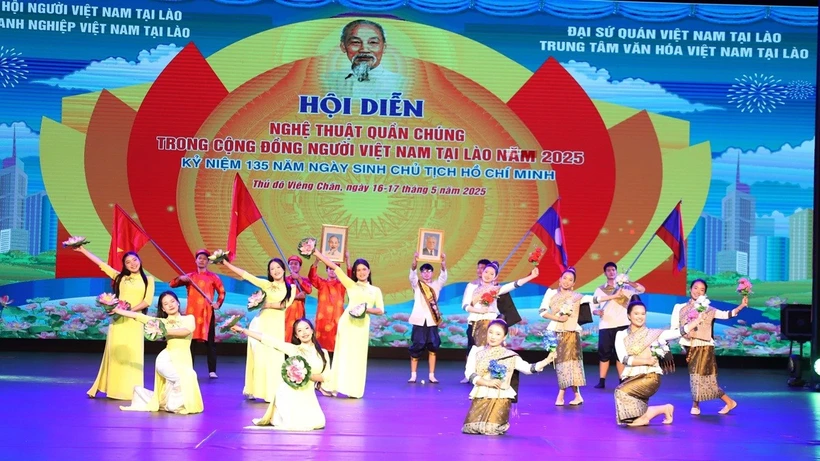 Một tiết mục tại Hội diễn thể hiện mối quan hệ đặc biệt Việt Nam-Lào. (Ảnh: Xuân Tú/TTXVN)