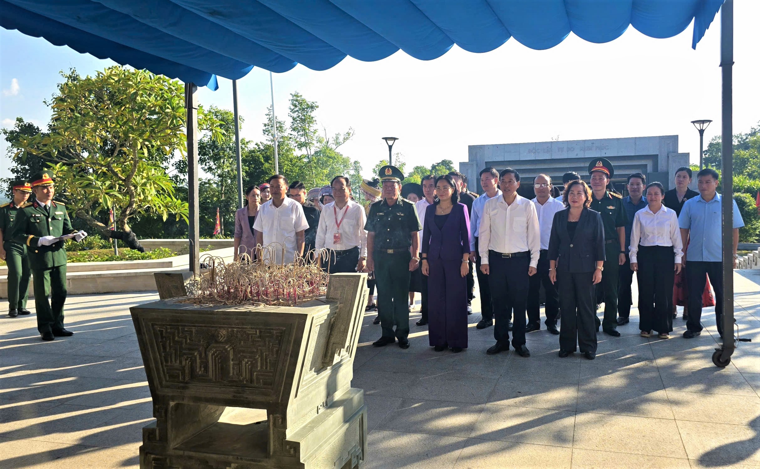 Đoàn đại biểu đang hương Đền thờ liệt sĩ tại Chiến trường Điện Biên Phủ.