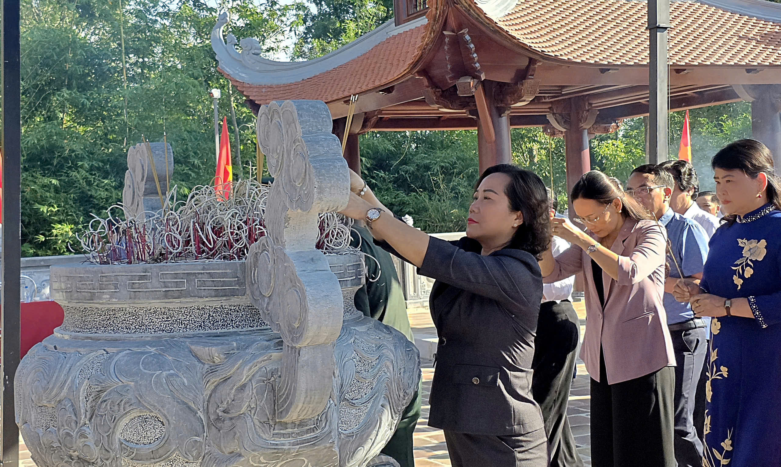 Phó Chủ tịch UBND tỉnh Hà Nhật Lệ dâng hương tại Nhà tưởng niệm Chủ tịch Hồ Chí Minh thuộc di tích Đồi E2, tỉnh Điện Biên.
