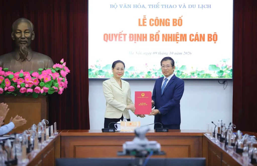 Đồng chí Lâm Thị Phương Thanh, Ủy viên Ban Chấp hành Trung ương Đảng, Bí thư Đảng ủy, Bộ trưởng Bộ Văn hóa, Thể thao và Du lịch trao quyết định điều động, bổ nhiệm cho ông Lưu Đình Phúc.