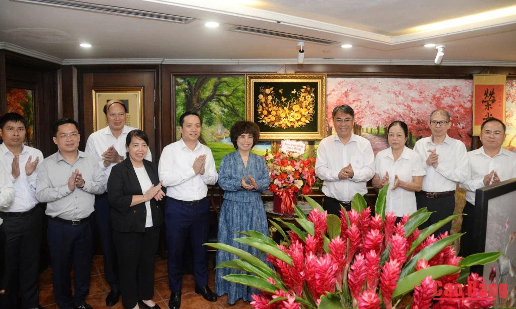 Nhân dịp kỷ niệm Ngày Doanh nhân Việt Nam 13/10, lãnh đạo tỉnh tặng hoa chúc mừng Tập đoàn TH.