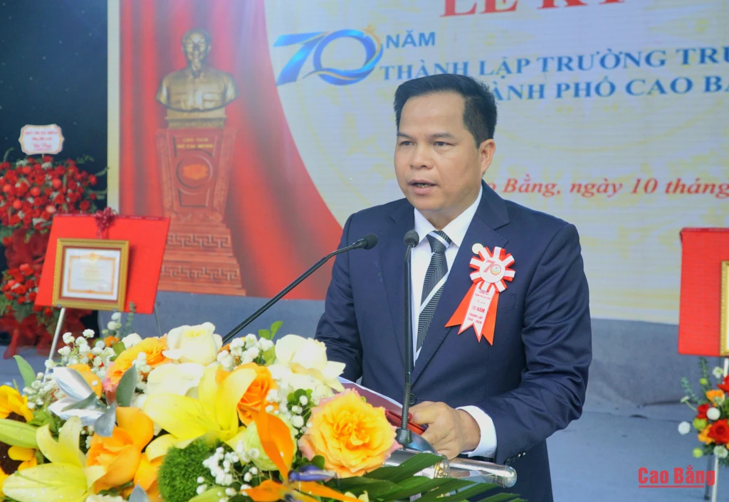 Phó Chủ tịch HĐND tỉnh Bế Minh Đức phát biểu tại buổi lễ. 