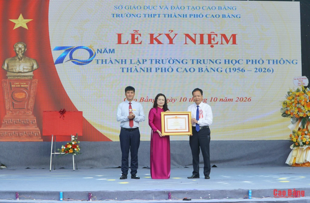 Đồng chí Nông Thanh Tùng, Trưởng Ban Tuyên giáo Tỉnh ủy trao bằng khen của Thủ tướng Chính phủ cho Trường THPT Thành phố Cao Bằng.