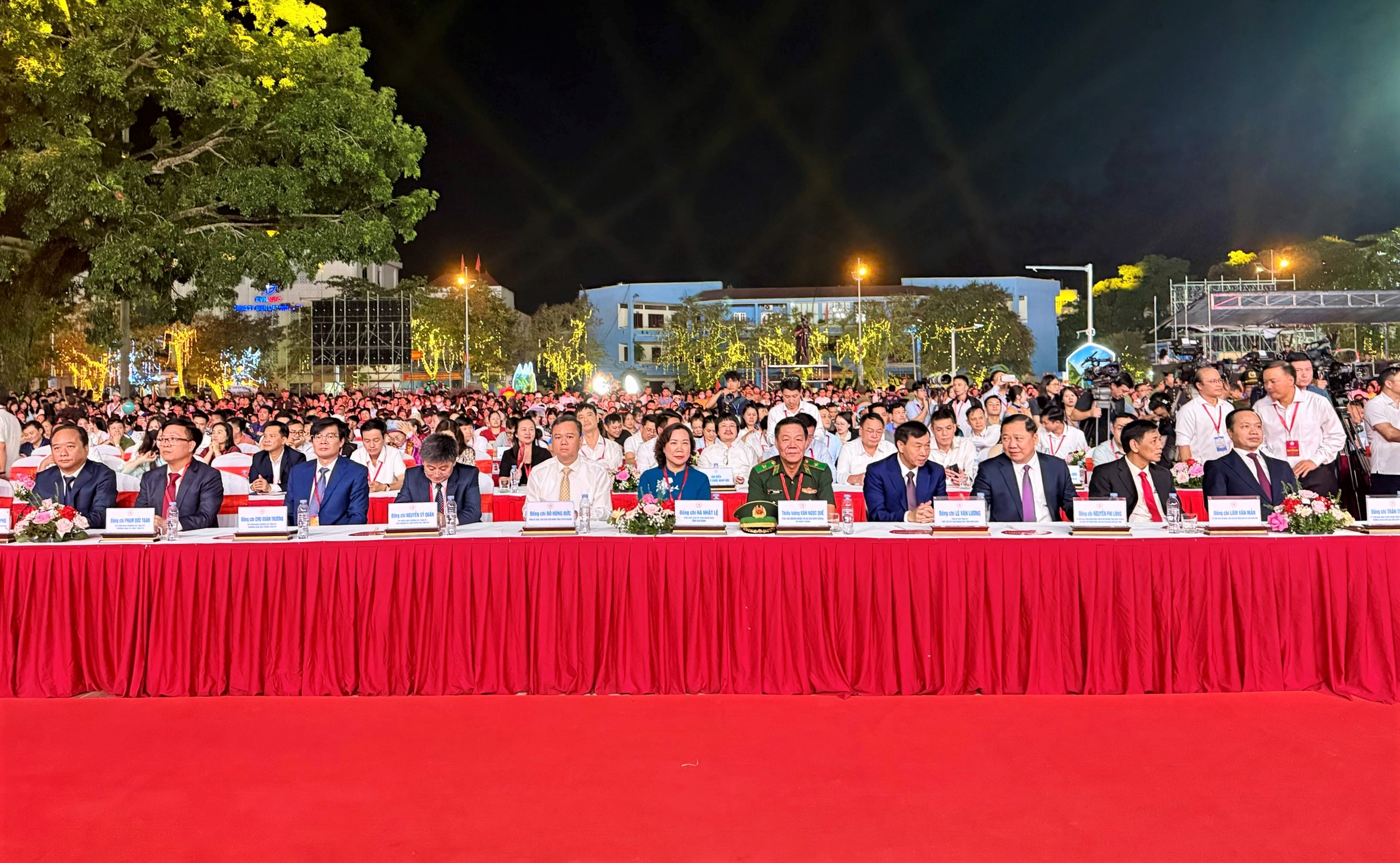 Các đại biểu tham dự lễ khai mạc.
