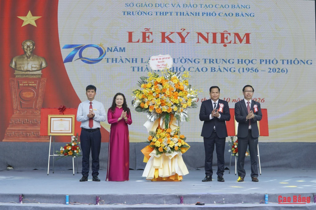 Lãnh đạo tỉnh tặng hoa chúc mừng 70 năm thành lập Trường THPT Thành phố Cao Bằng. 