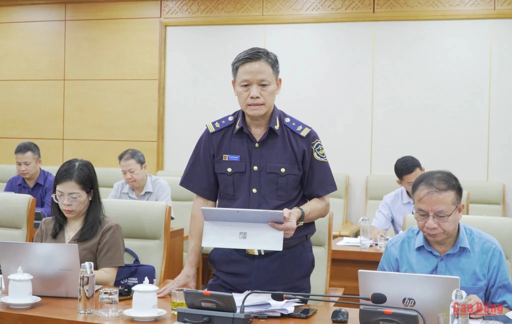 Lãnh đạo Chi cục Hải quan khu vực XVI phân tích tình hình xuất nhập khẩu trên địa bàn tỉnh.