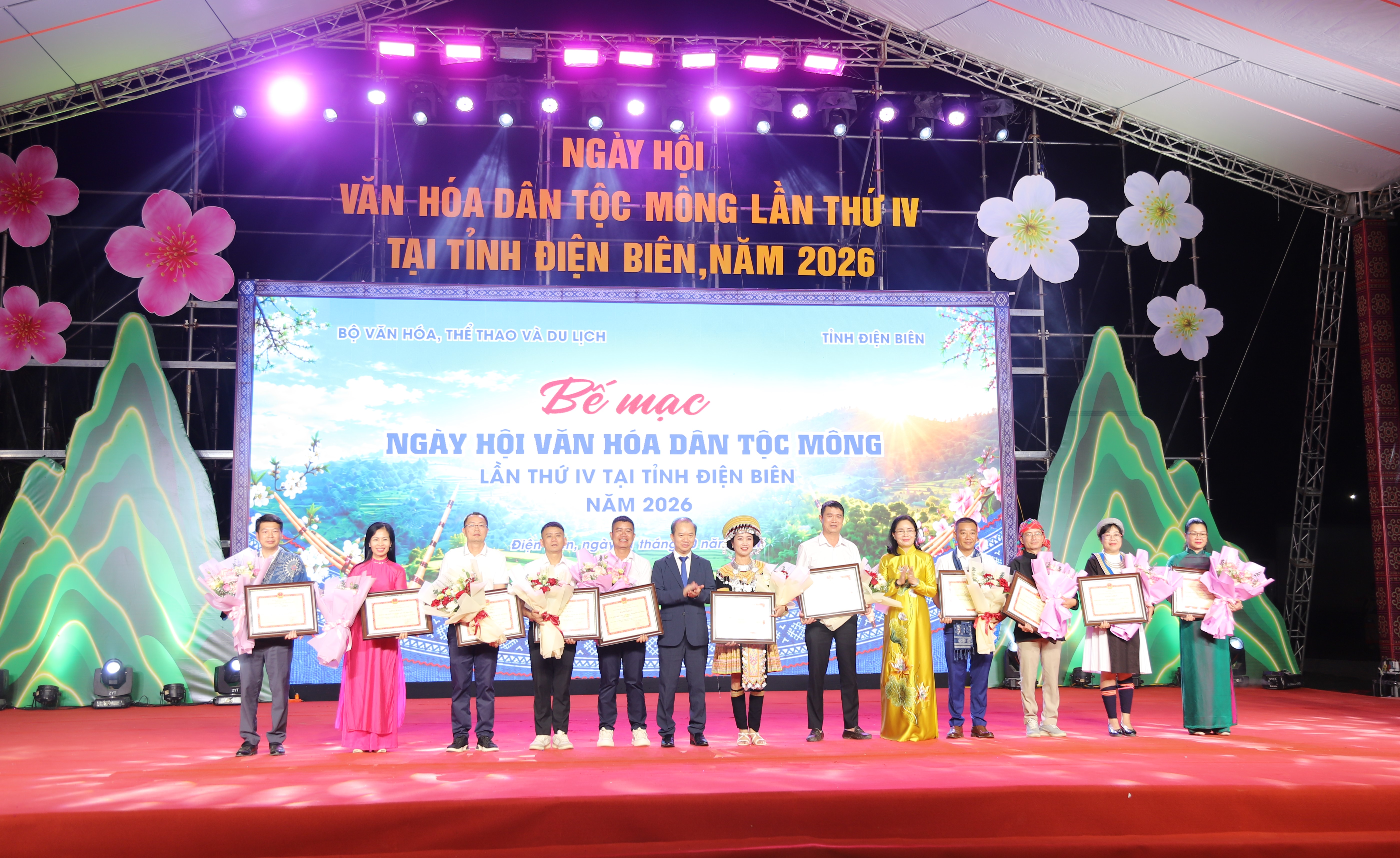 Lãnh đạo Bộ Văn hóa, Thể thao và Du lịch,  trao bằng khen cho các tập thể, cá nhân có đóng góp cho thành công của Ngày hội.