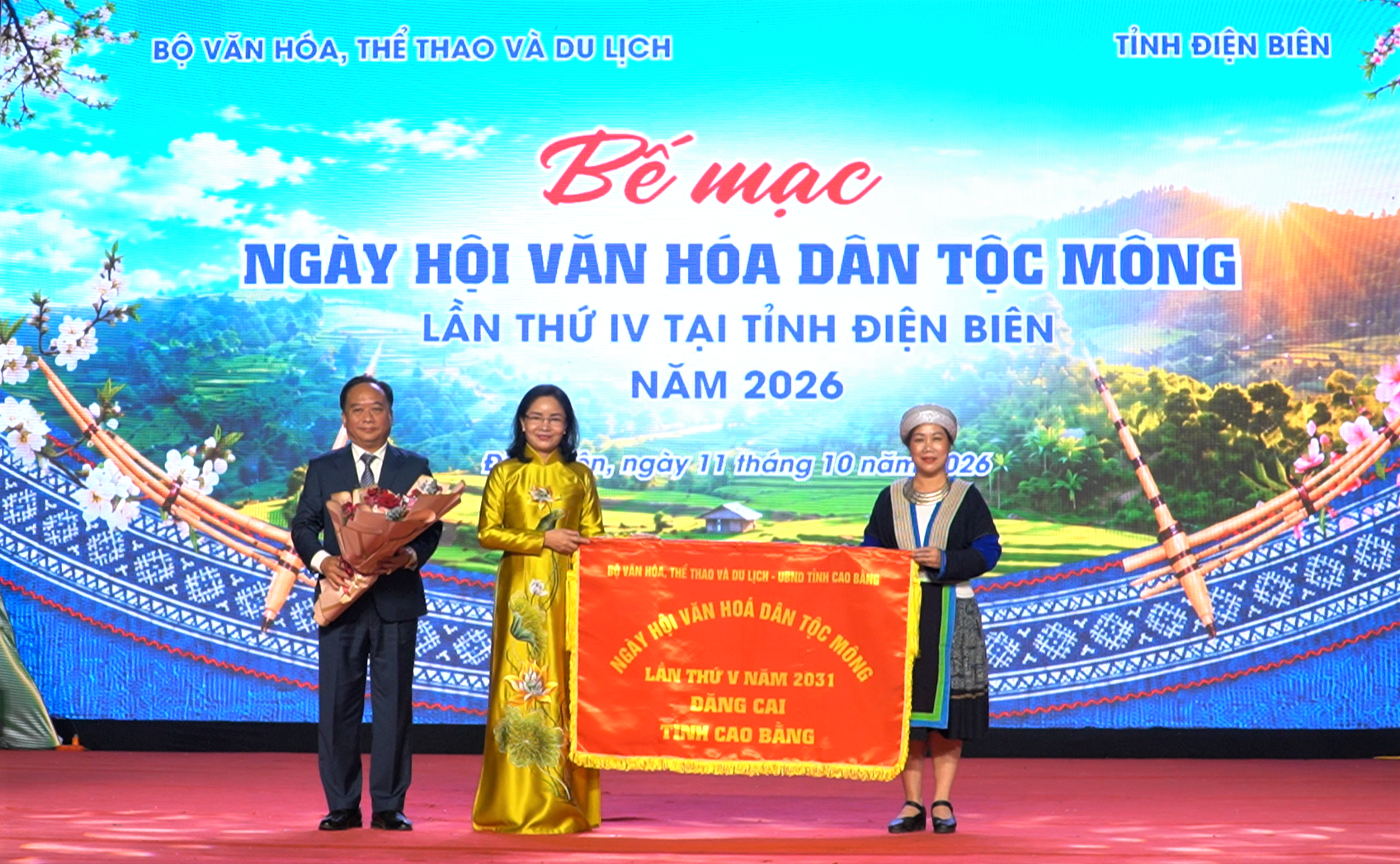 Lãnh đạo Bộ Văn hóa, Thể thao và Du lịch và UBND tỉnh Điện Biên trao cờ đăng cai Ngày hội Văn hóa dân tộc Mông lần thứ 5, năm 2031 cho tỉnh Cao Bằng.