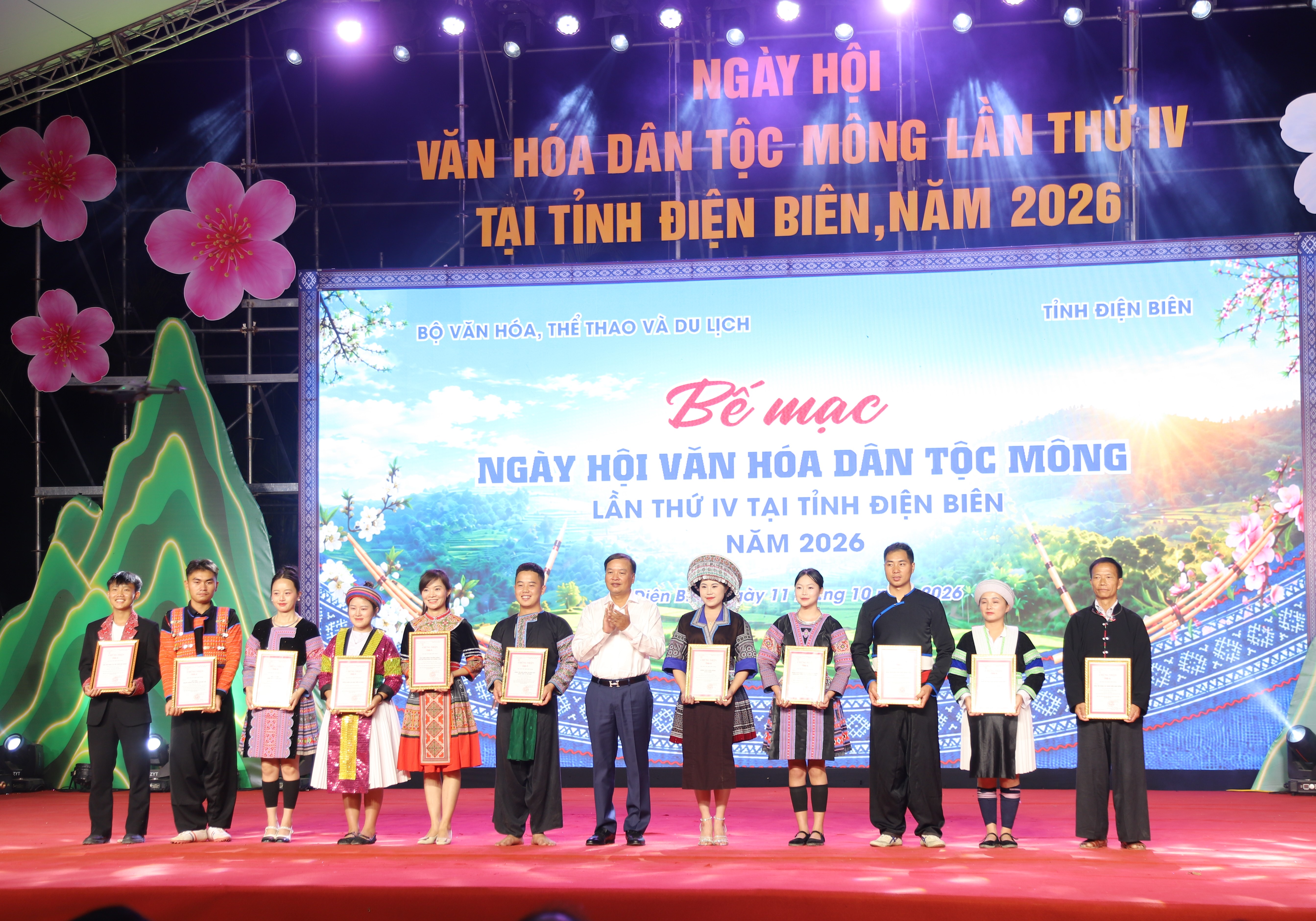 Ban tổ chức trao giải cho các đoàn đạt giải A tại Ngày hội.
