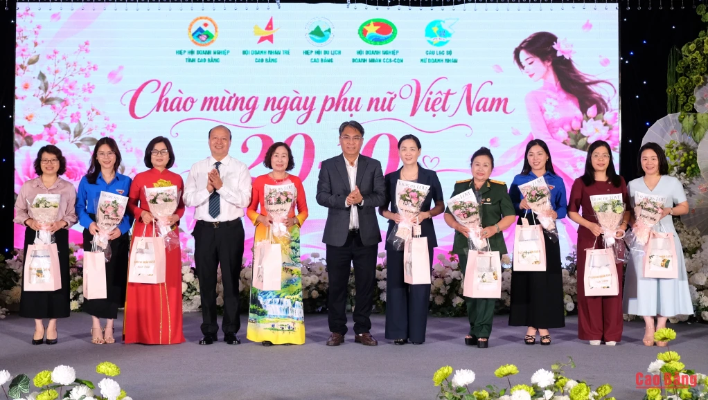 Bí thư Tỉnh ủy, Chủ tịch HĐND tỉnh Phan Thăng An, lãnh đạo Hiệp hội Doanh nghiệp tỉnh tặng hoa chúc mừng các nữ đại biểu, nữ doanh nhân và đại diện doanh nghiệp nhân kỷ niệm Ngày Phụ nữ Việt Nam 20/10.