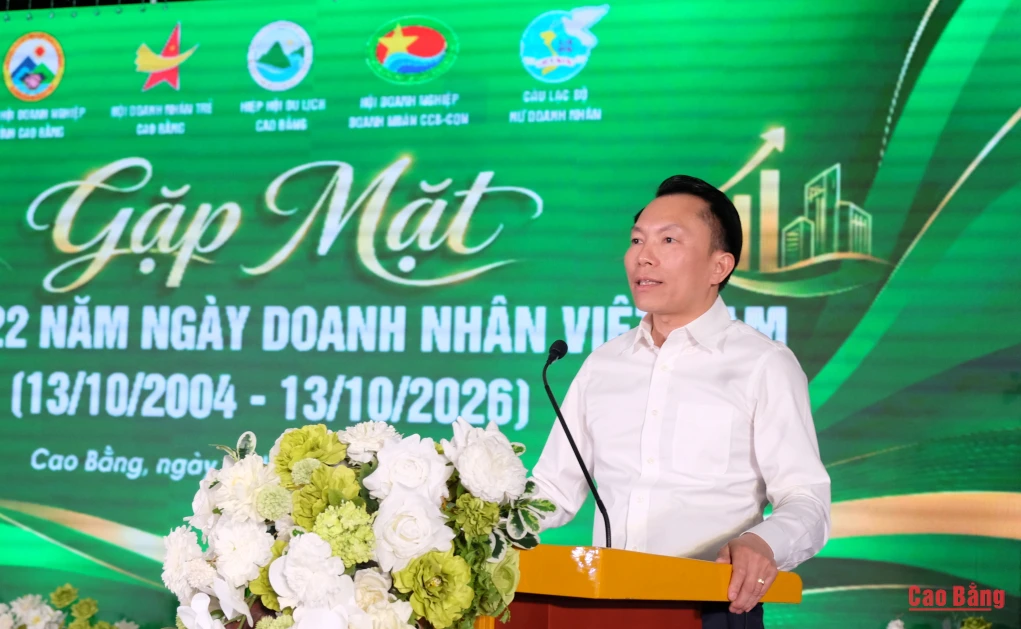 Phó Chủ tịch Thường trực UBND tỉnh Lương Tuấn Hùng phát biểu tại buổi gặp mặt.