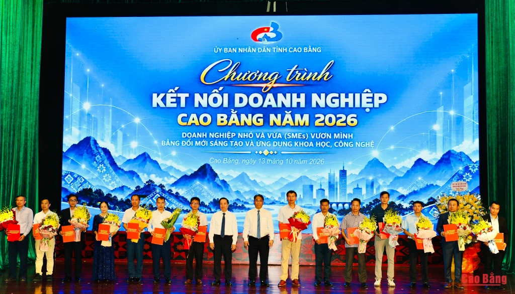 Lãnh đạo tỉnh trao quyết định chấp thuận chủ trương đầu tư, biên bản ghi nhớ hợp tác đầu tư, cam kết tiến độ triển khai và hoàn thành các dự án đầu tư.