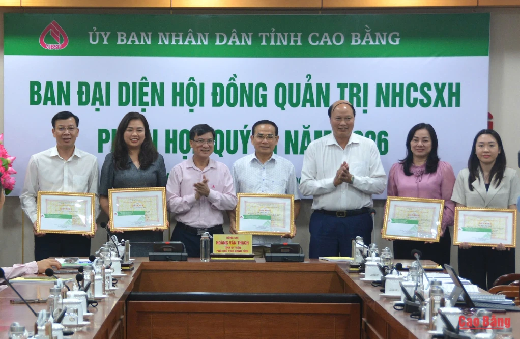 Thừa ủy quyền, Phó Chủ tịch UBND tỉnh Hoàng Văn Thạch, Trưởng Ban đại diện Hội đồng quản trị NHCSXH tỉnh trao giấy khen của Chủ tịch Hội đồng quản trị NHCSXH Việt Nam cho 2 tập thể, 3 cá nhân có thành tích đóng góp vào kết quả hoạt động của NHCSXH trong năm 2025.