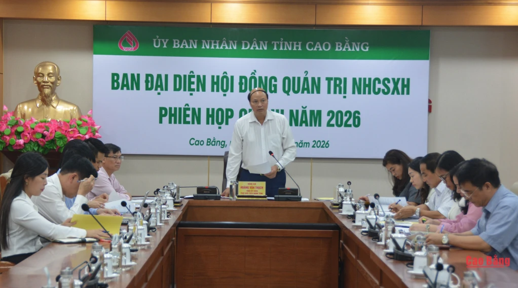 Phó Chủ tịch UBND tỉnh Hoàng Văn Thạch, Trưởng Ban đại diện Hội đồng quản trị Ngân hàng Chính sách xã hội tỉnh phát biểu chỉ đạo tại phiên họp.