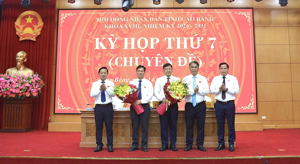 Thường trực HĐND tỉnh tặng hoa các đồng chí Hoàng Văn Bảo và Bàn Quý Sơn.