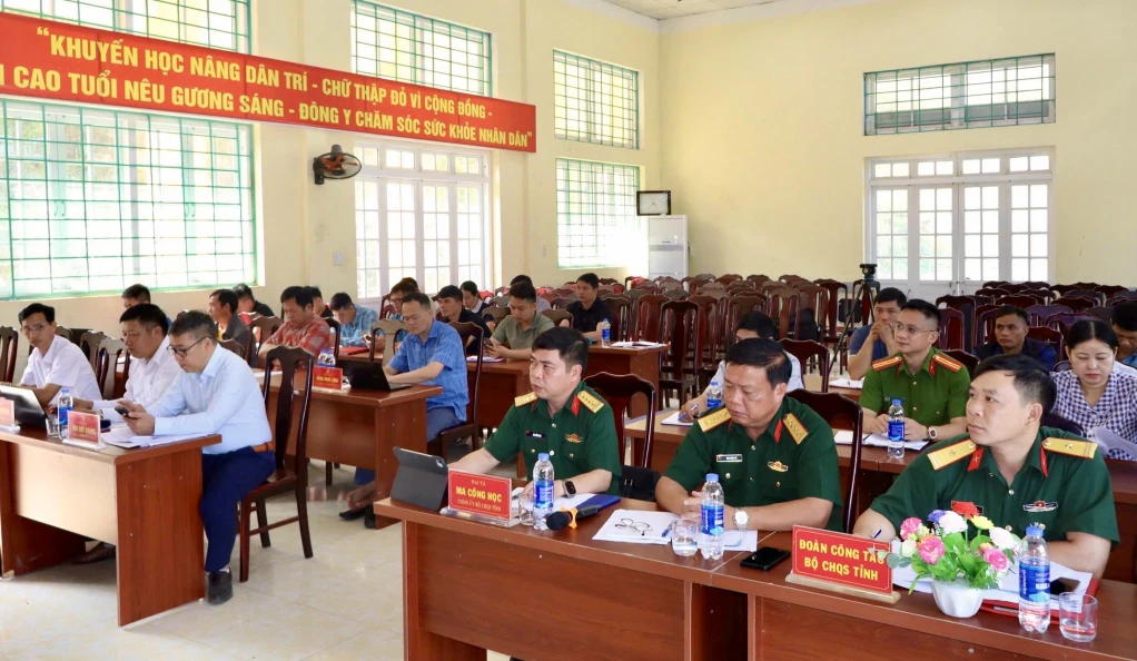 Các đại biểu dự buổi làm việc.