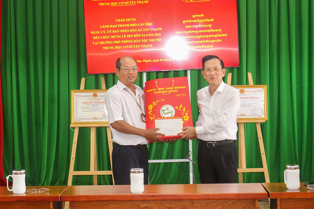 Thăm, chúc mừng lễ Sene Dolta tại Tân Thạnh, Long Phú