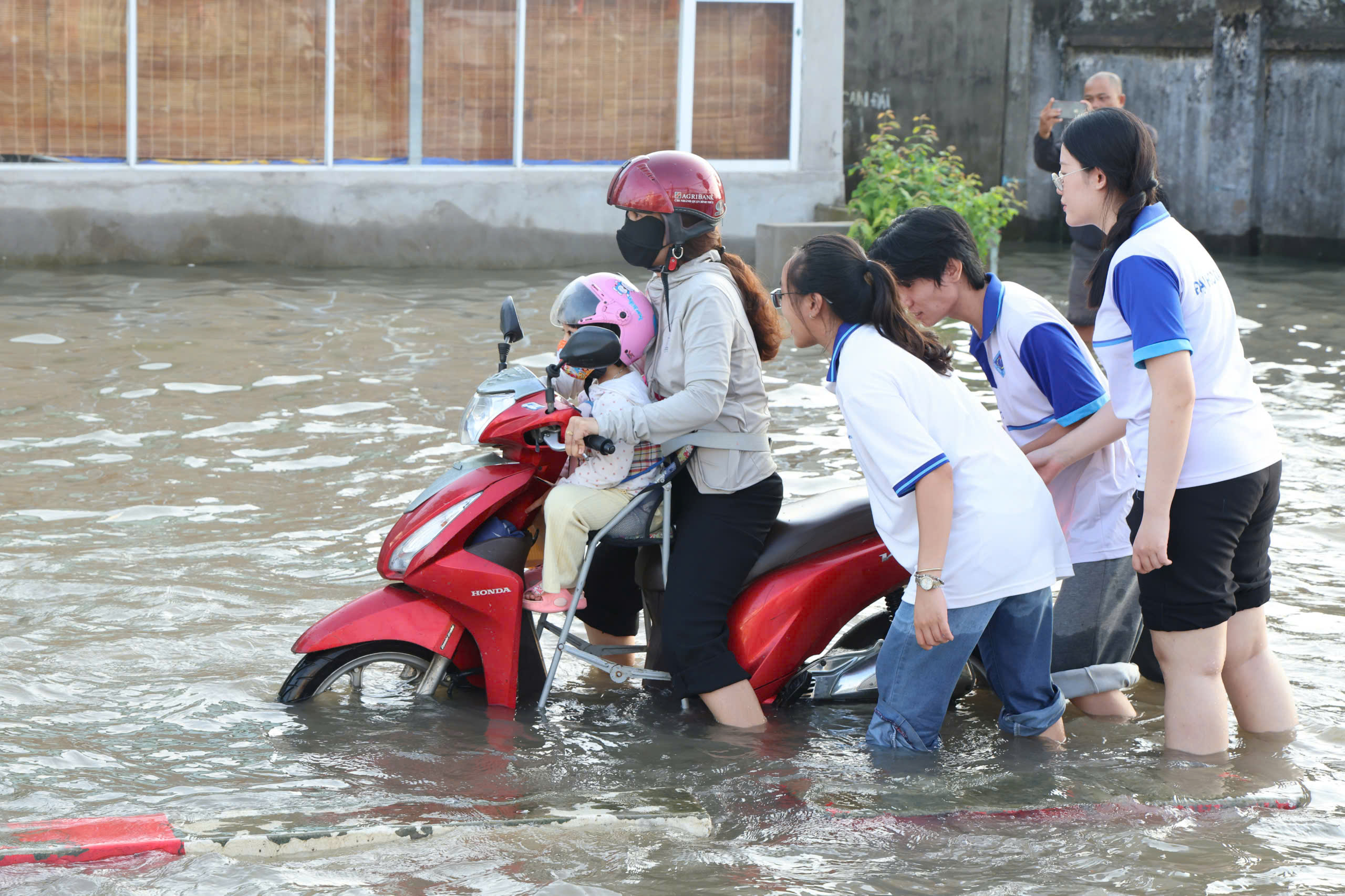 Triều cường đầu tháng 9 âm lịch xuống dần, nhưng vẫn ở mức tương đương báo động III