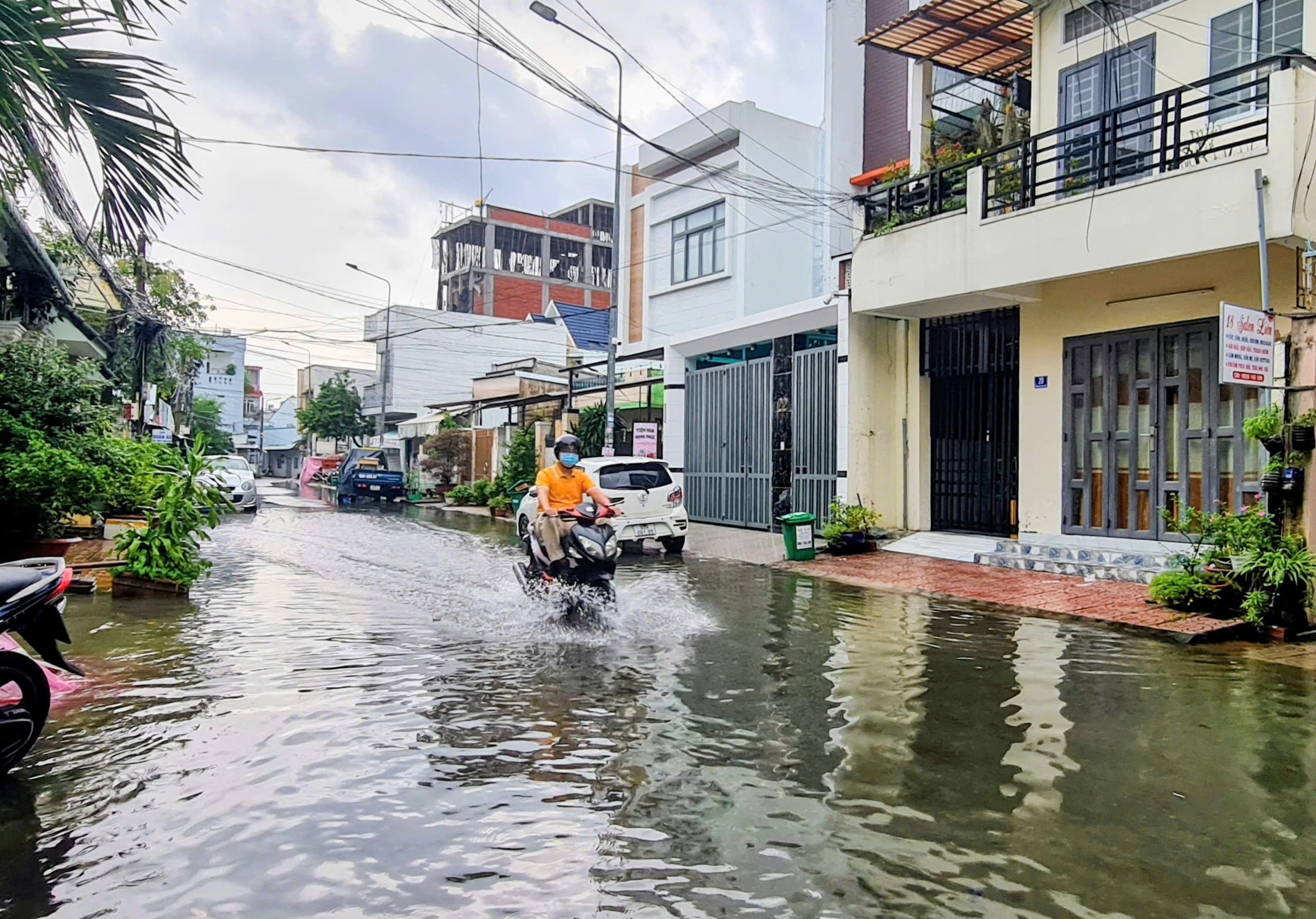 Mực nước đang lên nhanh theo kỳ triều cường