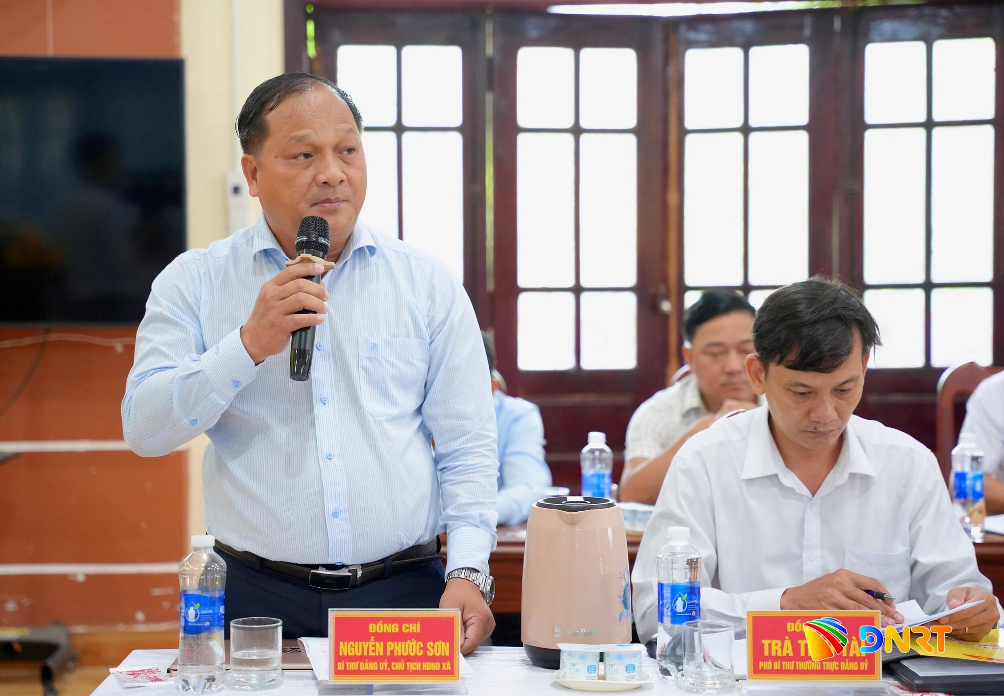 Bí thư Đảng ủy, Chủ tịch HĐND xã Quế Sơn Trung Nguyễn Phước Sơn báo cáo tại buổi làm việc. Ảnh: T.CÔNG
