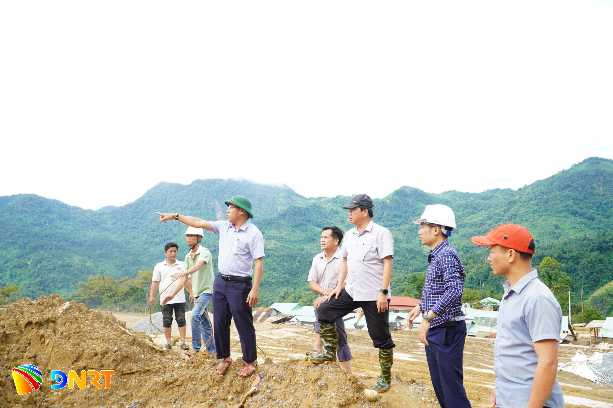 Lãnh đạo xã Nam Trà My kiểm tra thực tế công trình, đôn đốc các đơn vị liên quan đẩy nhanh tiến độ thực hiện dự án. Ảnh: TRUNG LÊ