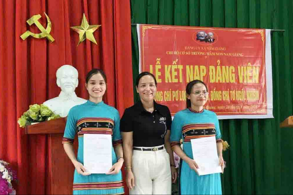 Chi bộ Trường Mầm non Nam Giang kết nạp đảng viên mới. Ảnh: PƠ LOONG PHÁI