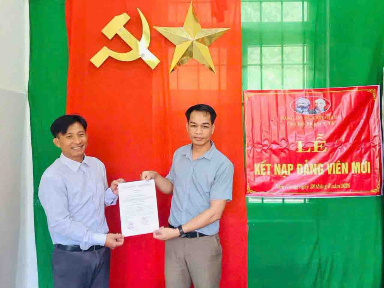 Chi bộ Trạm Y tế xã Nam Giang kết nạp đảng viên mới. Ảnh: Ảnh: PƠ LOONG PHÁI