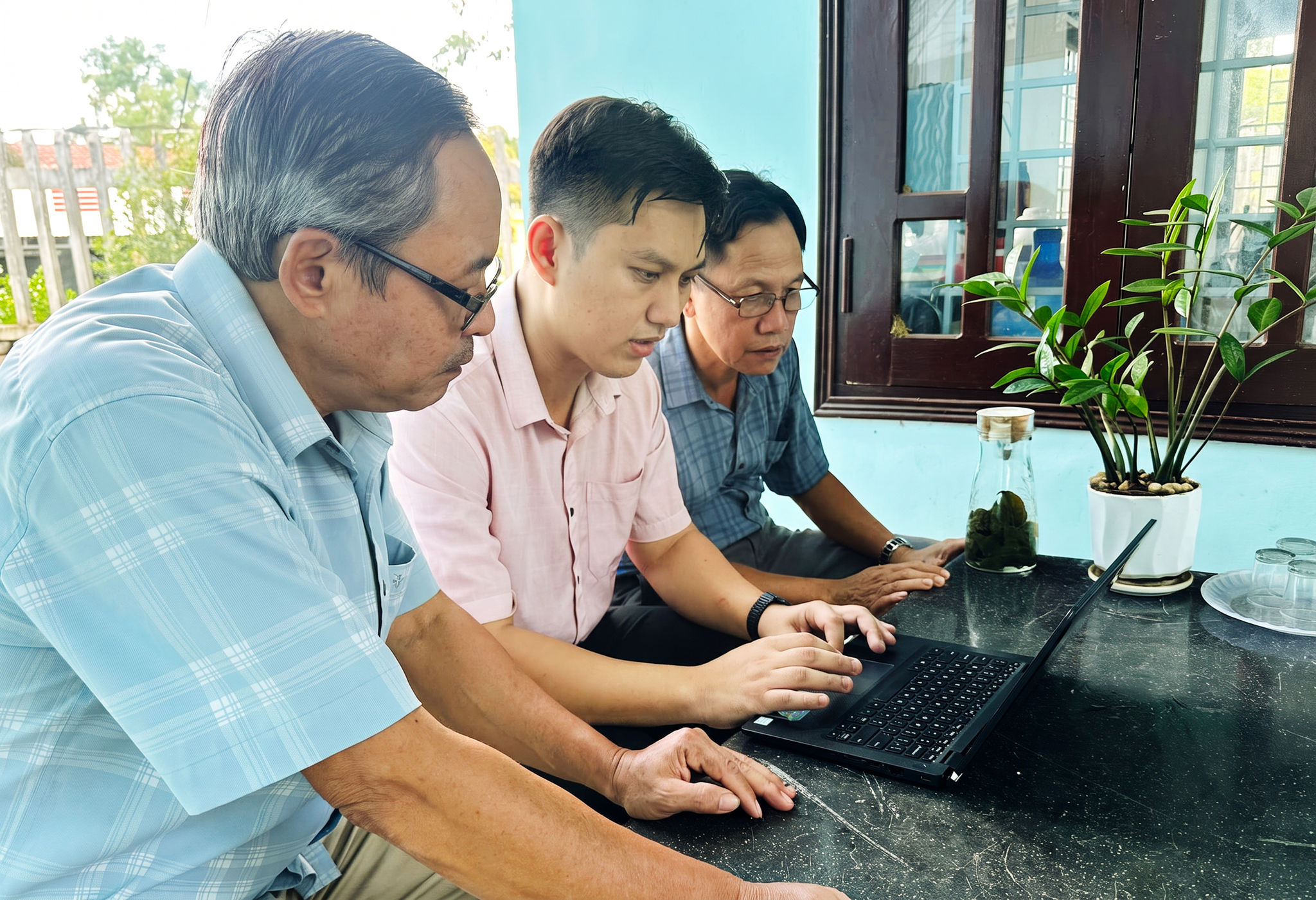 Cán bộ xã Đức Phú ra soát thông tin hồ sơ, xử lý chất lượng hình ảnh và tải dữ liệu lên hệ thống
