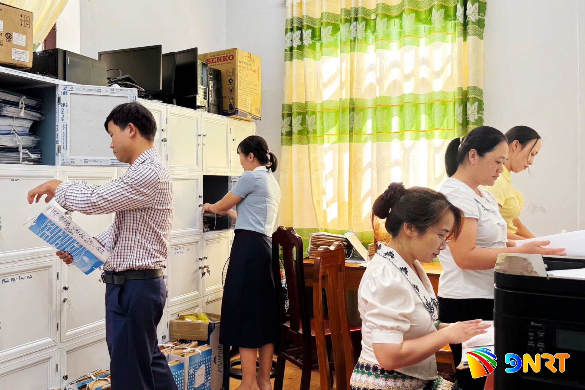 Tổ chỉnh lý và số hóa hồ sơ Đảng ủy xã Quế Phước phấn đấu hoàn tất số hóa hồ sơ trước 30/6/2027. Ảnh: PHAN VINH