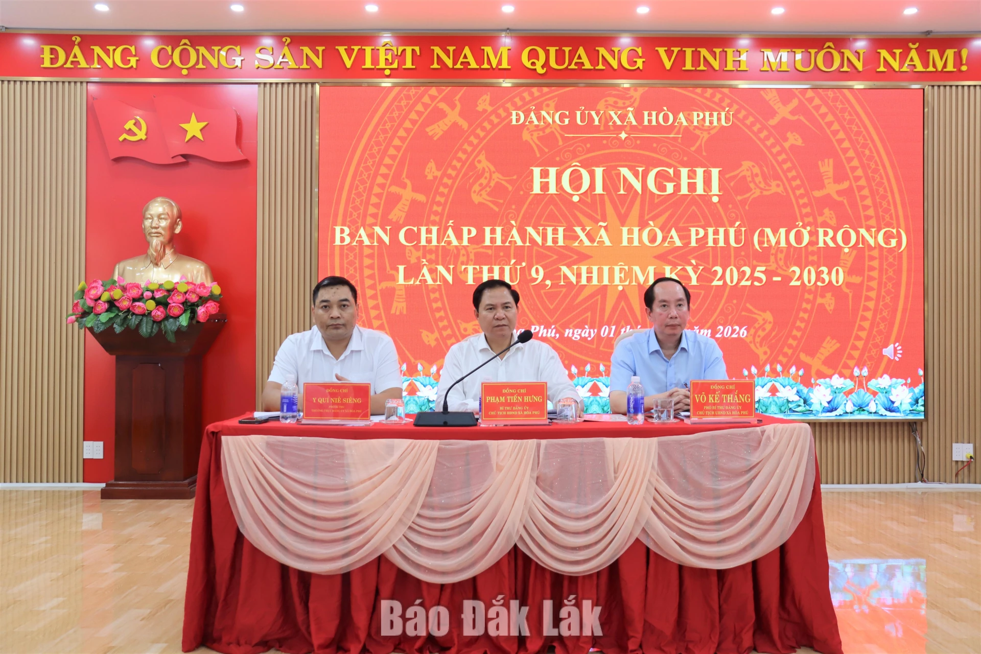 Lãnh đạo xã Hòa Phú chủ trì hội nghị.