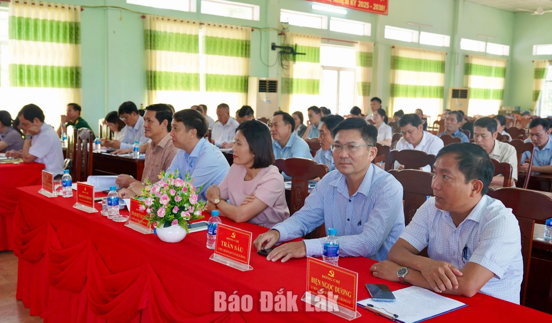 Đại biểu tham dự hội nghị.