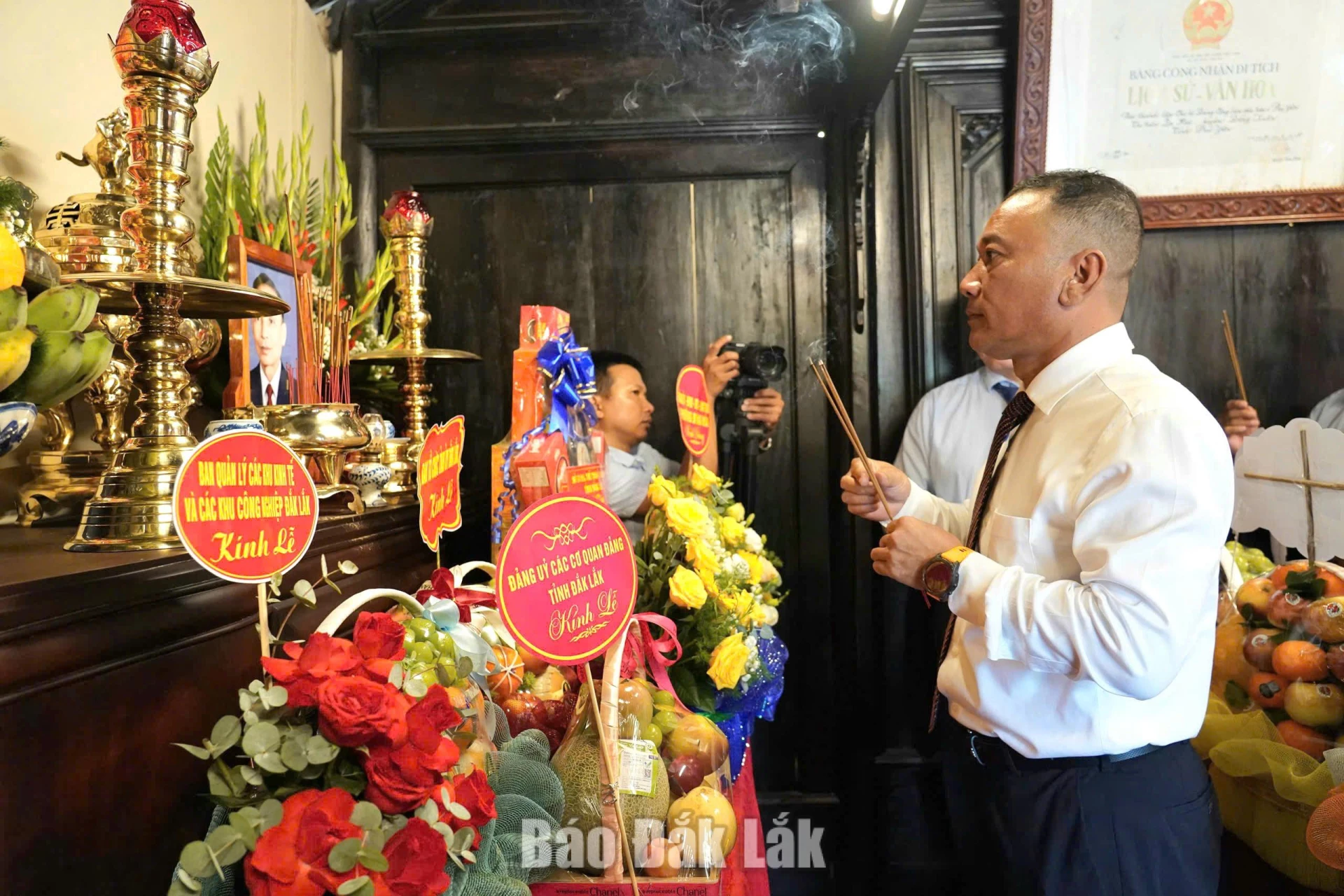 Y Giang Gry Niê Knơng, Phó Bí thư Tỉnh ủy, Chủ tịch Ủy ban MTTQ Việt Nam tỉnh dâng hương tại lễ kỷ niệm.