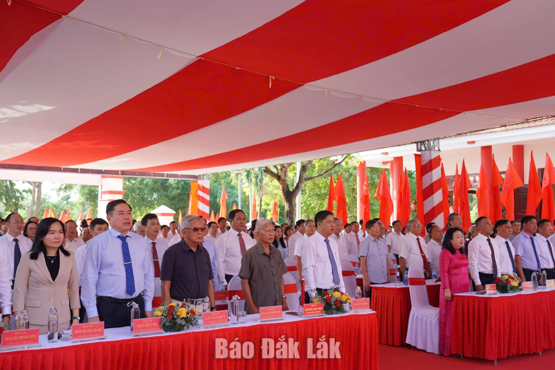Các đại biểu nghiêm trang chào cờ tại buổi lễ.