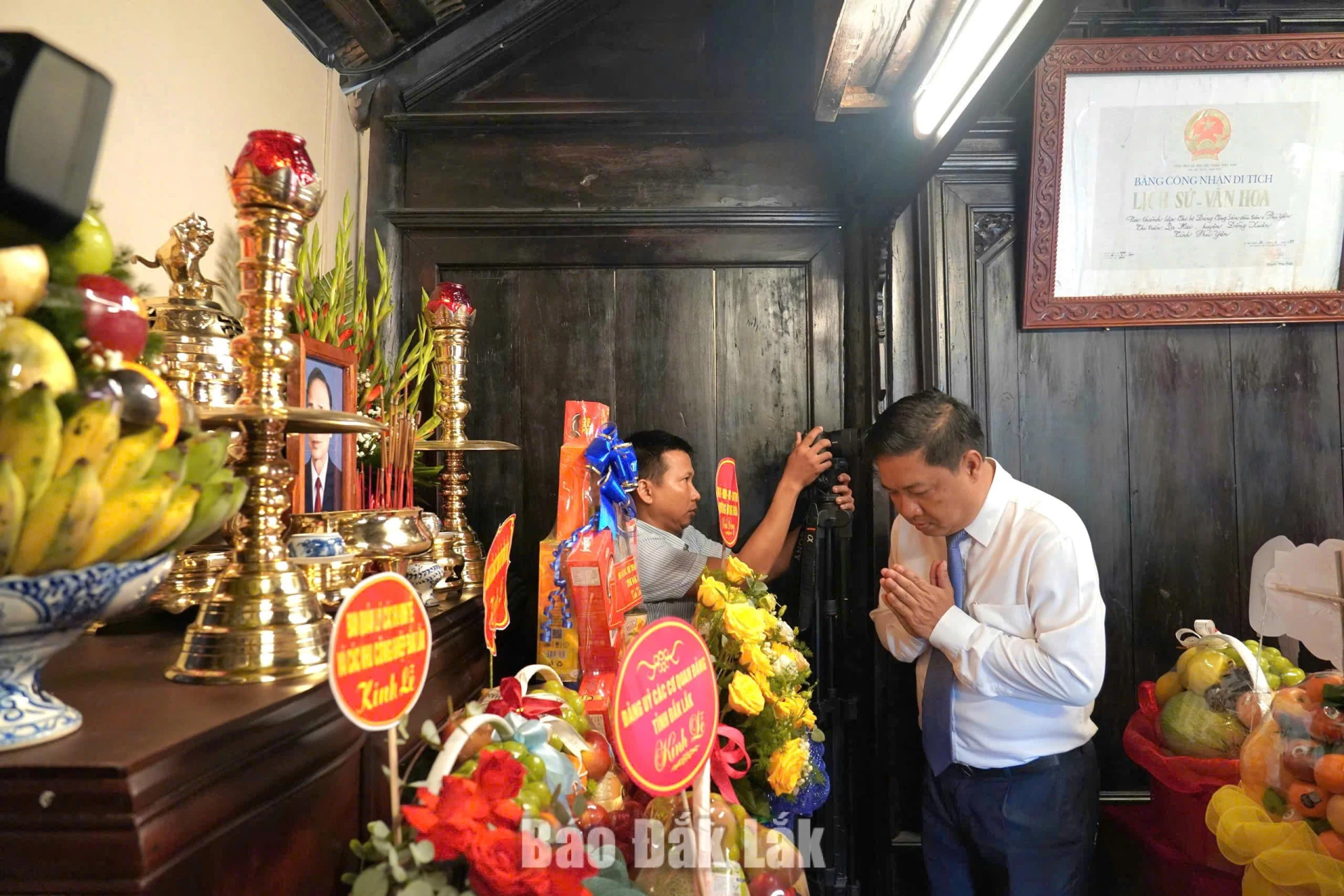 đồng chí: Lương Nguyễn Minh Triết, Ủy viên Trung ương Đảng, Bí thư Tỉnh ủy, Trưởng đoàn ĐBQH tỉnh dâng hương tưởng nhớ Chủ tịch Hồ Chí Minh và các thế hệ cán bộ, đảng viên, đồng bào, chiến sĩ.