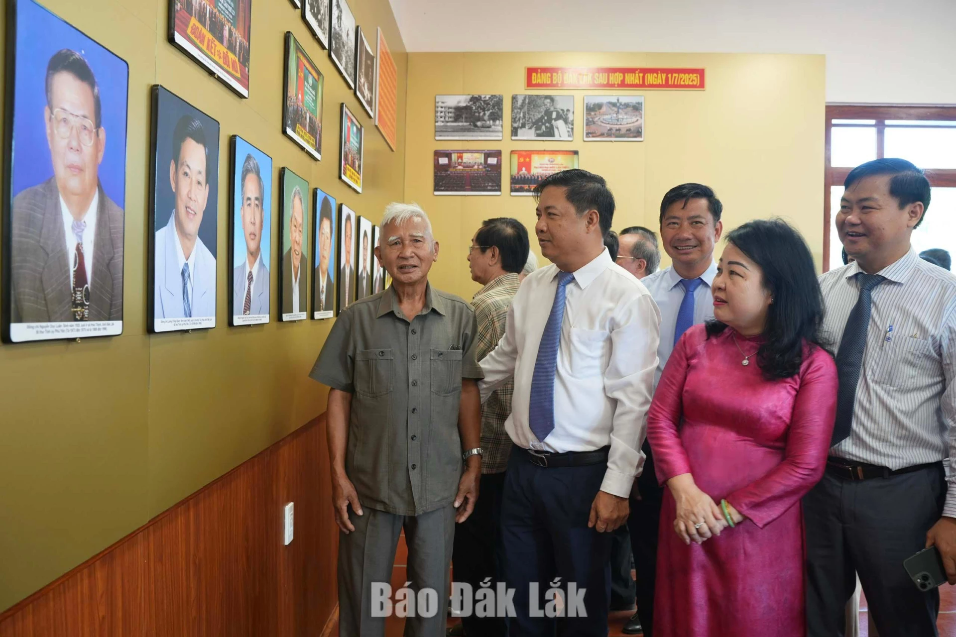 Các đồng chí lãnh đạo tỉnh, nguyên lãnh đạo tỉnh; lãnh đạo các ban, ngành tham quan Nhà truyền thống Di tích lịch sử cấp quốc gia Nơi thành lập Chi bộ Đảng Cộng sản đầu tiên ở Phú Yên. 