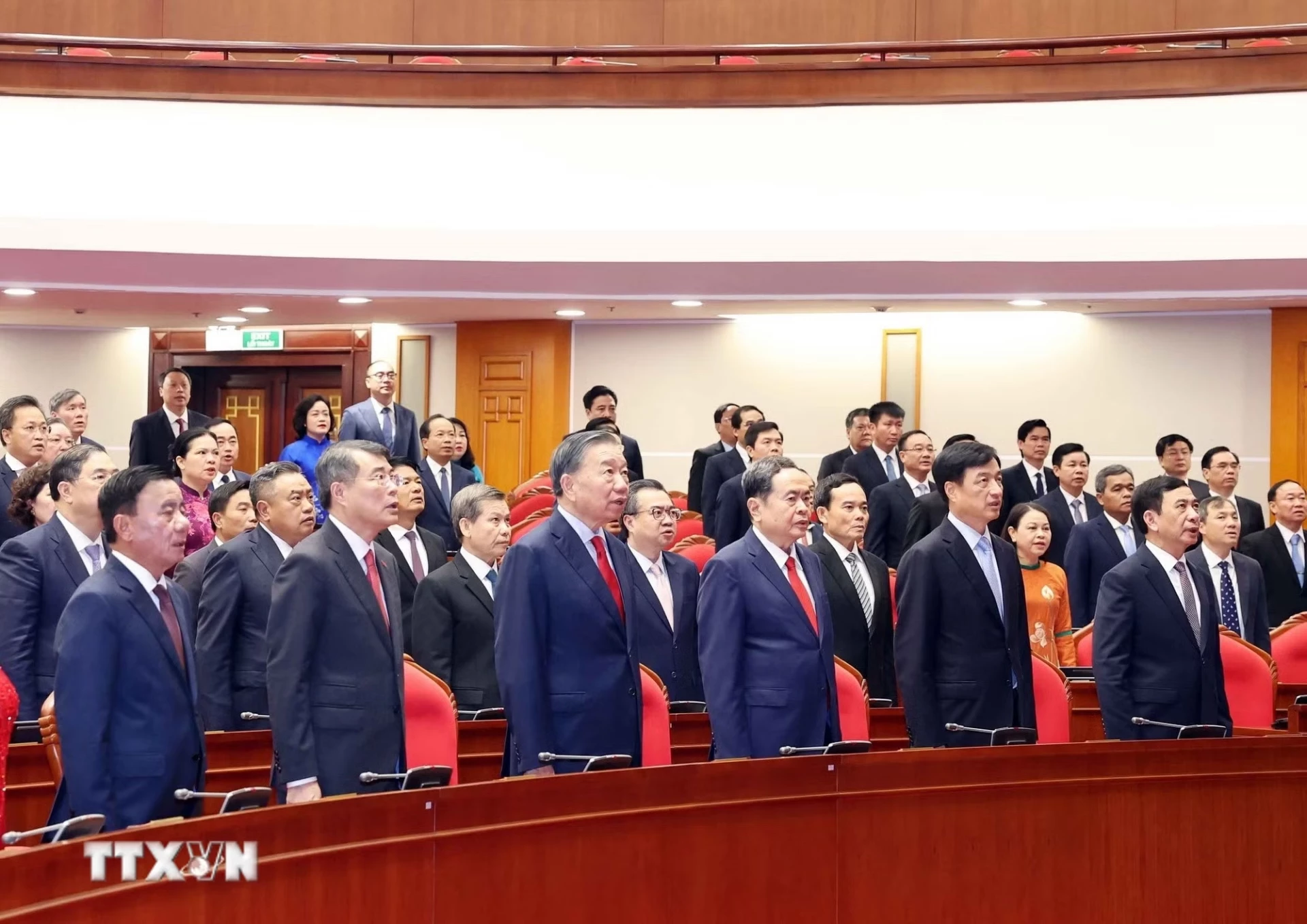Các đại biểu thực hiện nghi lễ chào cờ. Ảnh: TTXVN