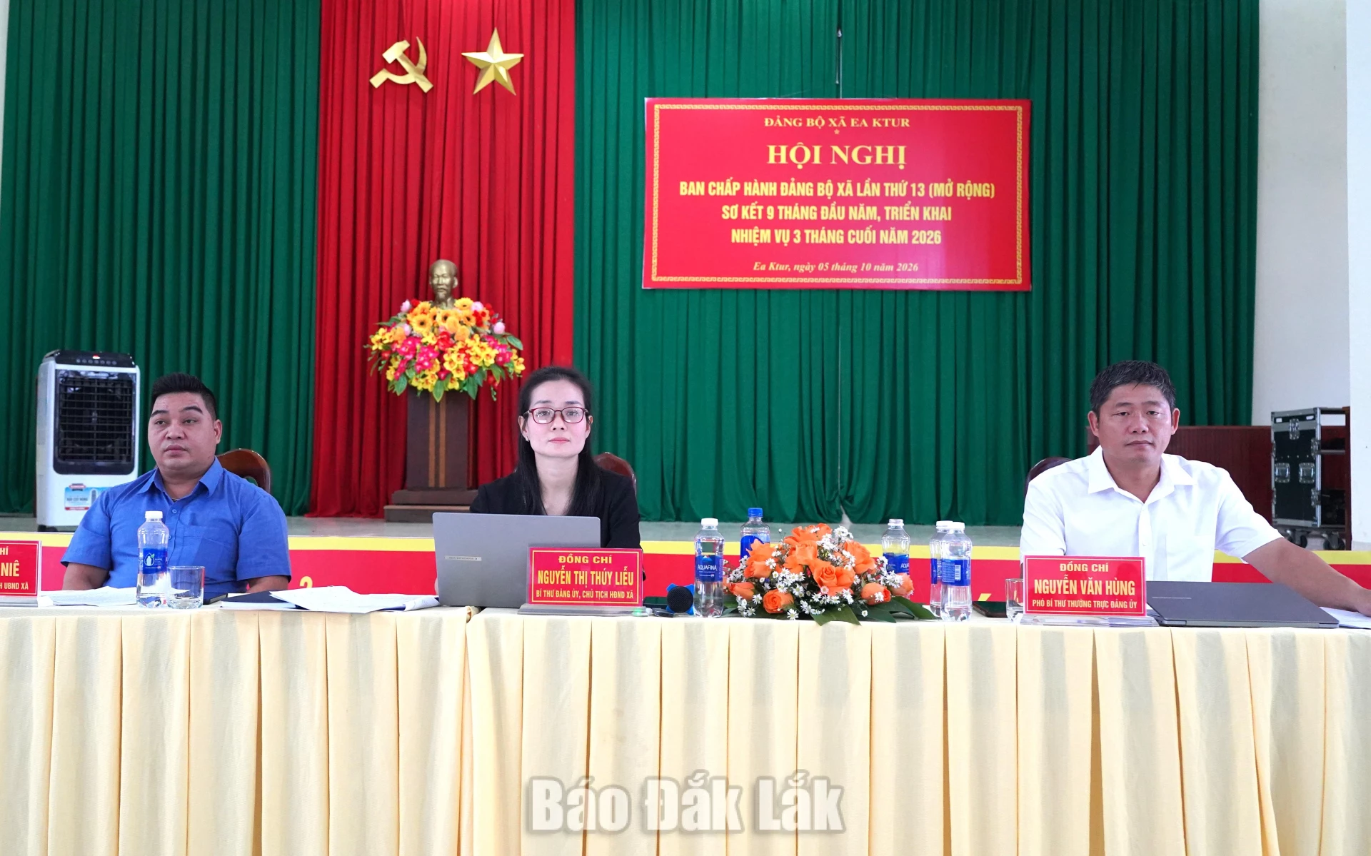 Các đồng chí chủ trì hội nghị.
