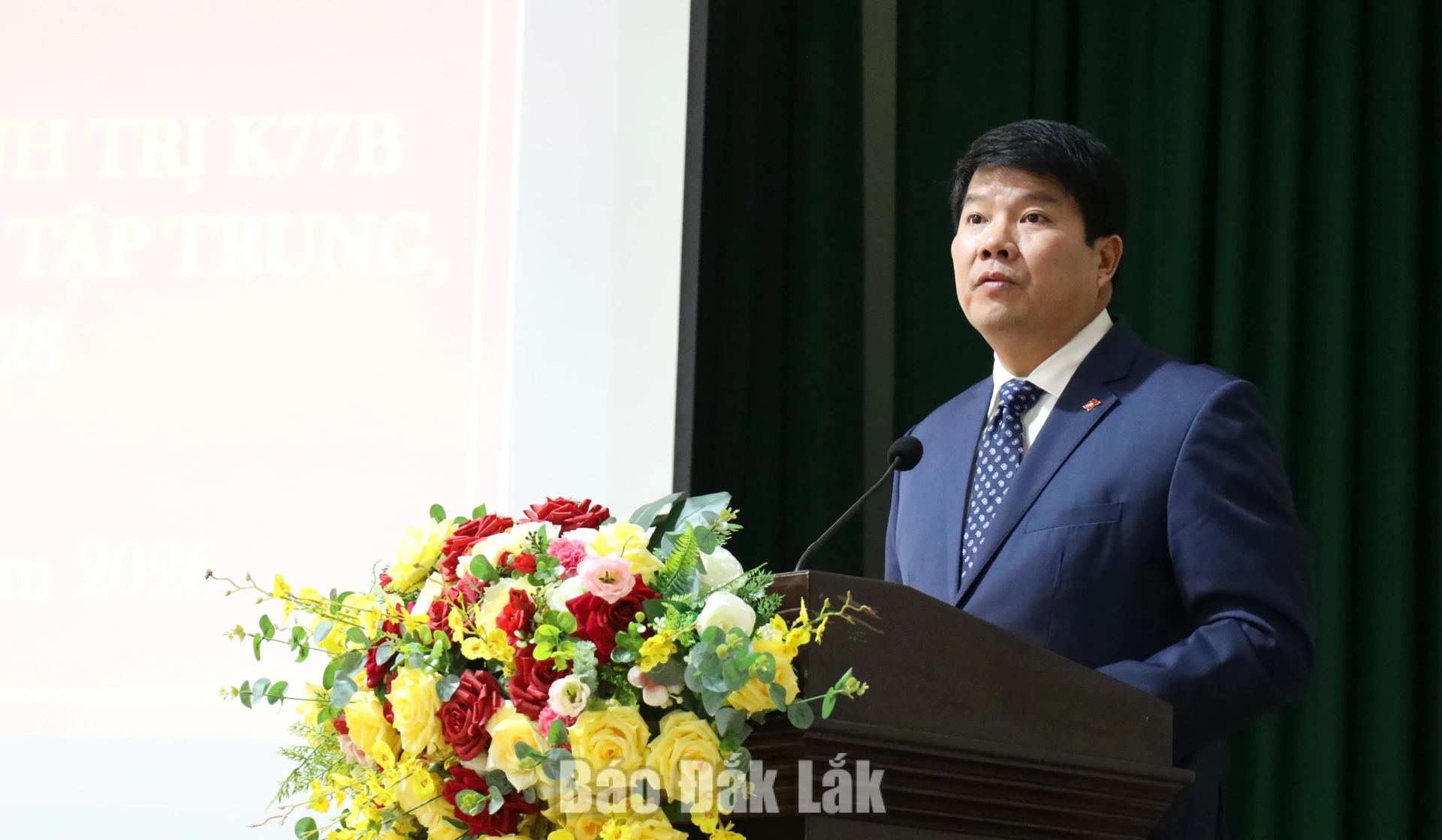 Phó Trưởng Ban Tổ chức Tỉnh ủy Đắk Lắk Nguyễn Văn Hà phát biểu tại lễ khai giảng.