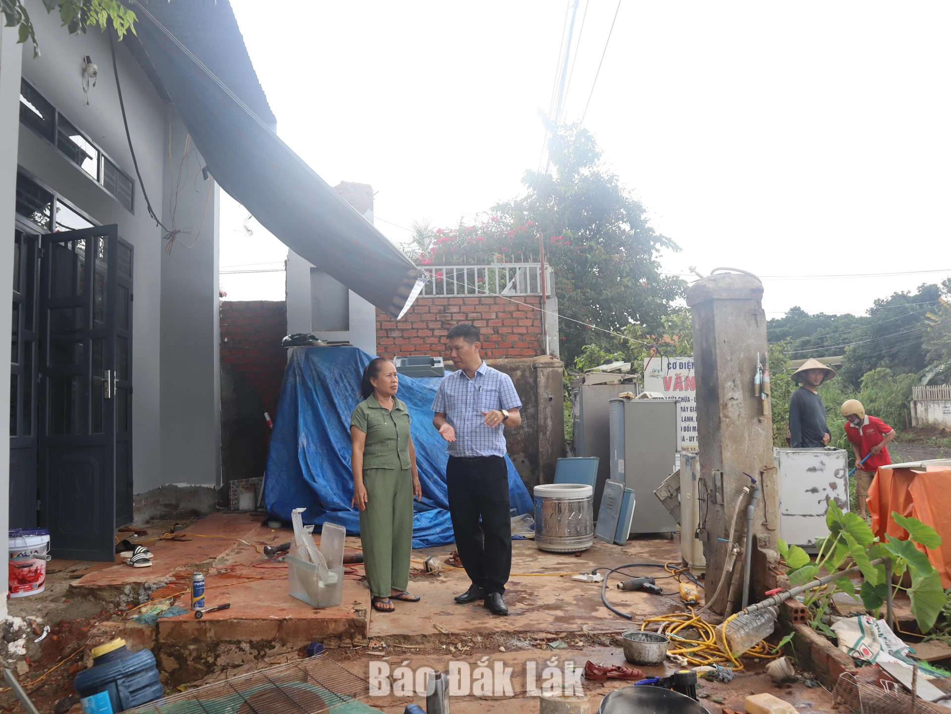 Một hộ dân phường Ea Kao thuộc diện thu hồi đất thực hiện Dự án đường 19/5 tự nguyện tháo dỡ công trình, vật kiến trúc trên đất, bàn giao mặt bằng cho dự án.