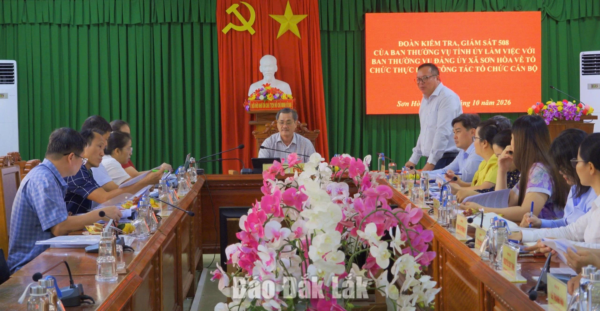 Lãnh đạo xã Sơn Hòa báo cáo các nội dung tại buổi làm việc.