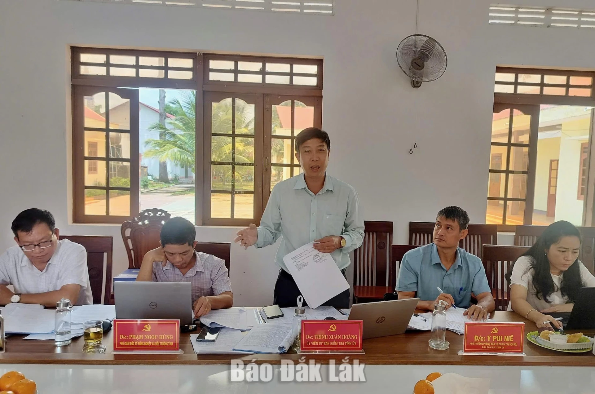 Các thành viên Đoàn kiểm tra, giám sát số 504 trao đổi, làm rõ những vấn đề liên quan đến công tác lãnh đạo, chỉ đạo và thực hiện nhiệm vụ phát triển kinh tế - xã hội tại xã Dur Kmăl.