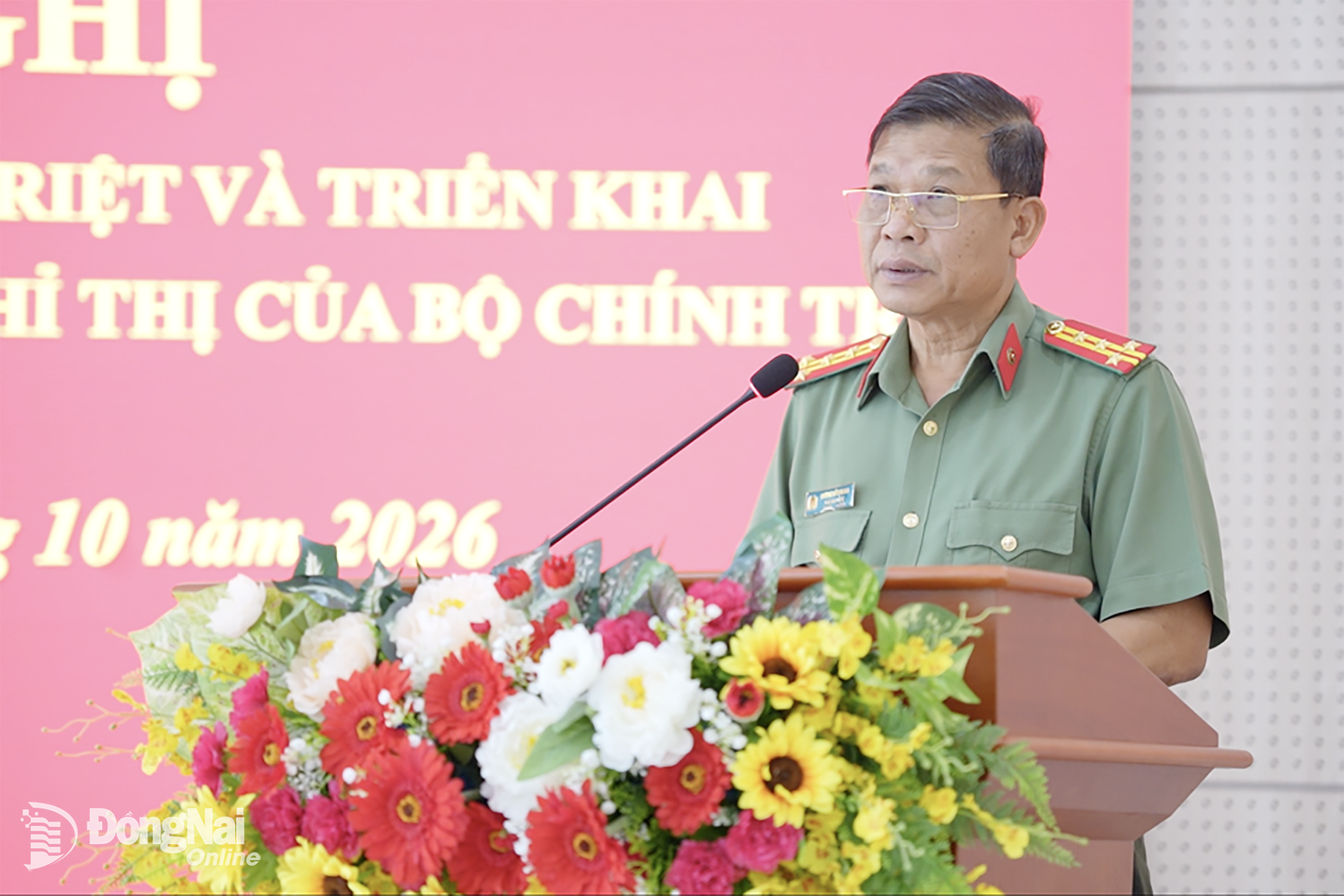 Đại tá Trần Anh Sơn và Đại tá Dương Văn Mạnh, Phó Giám đốc Công an thành phố quán triệt các chuyên đề. Ảnh: T.V
