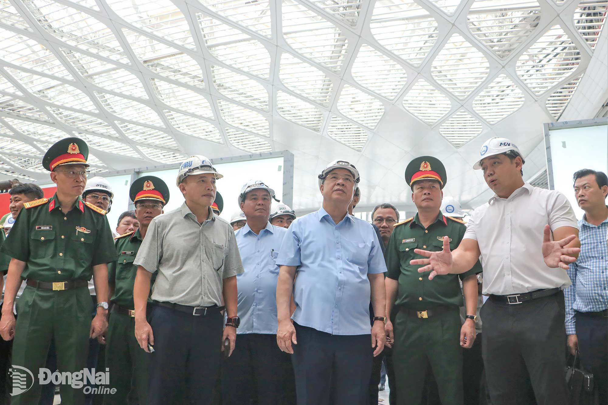 Lãnh đạo Tổng công ty Cảng hàng không Việt Nam báo cáo tiến độ thi công công trình nhà ga hành khách Sân bay Long Thành với Ủy viên Bộ Chính trị, Phó Thủ tướng Thường trực Chính phủ Phạm Gia Túc và đoàn công tác. Ảnh: Phạm Tùng