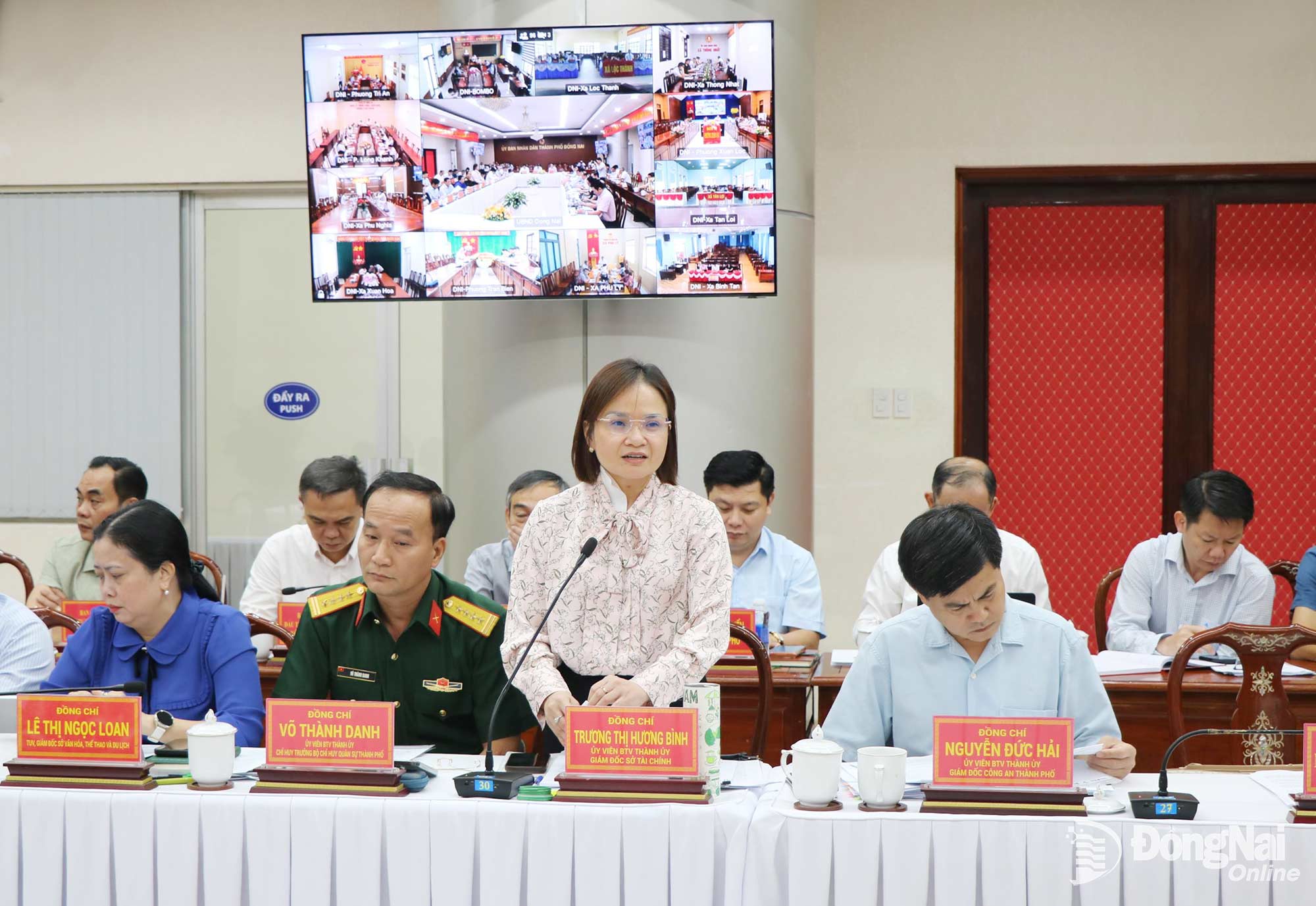 Ủy viên Ban Thường vụ Thành ủy, Giám đốc Sở Tài chính Trương Thị Hương Bình trình bày các nội dung trọng tâm kinh tế, xã hội 9 tháng năm 2026. Ảnh: Vương Thế