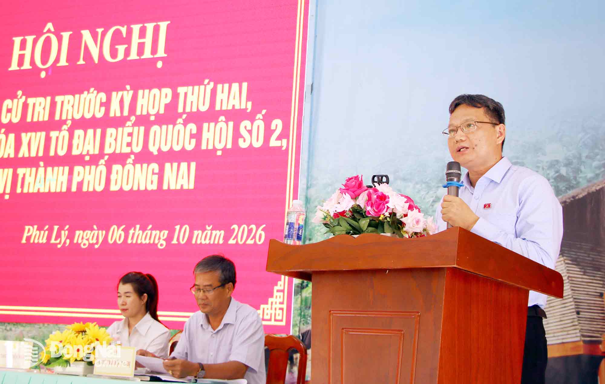 Đại biểu Lê Hoàng Hải, Ủy viên là đại biểu Quốc hội hoạt động chuyên trách tại Ủy ban Khoa học, Công nghệ và Môi trường của Quốc hội thông tin đến cử tri xã Phú Lý về chương trình Kỳ họp thứ 2 của Quốc hội. Ảnh: Lam Phương